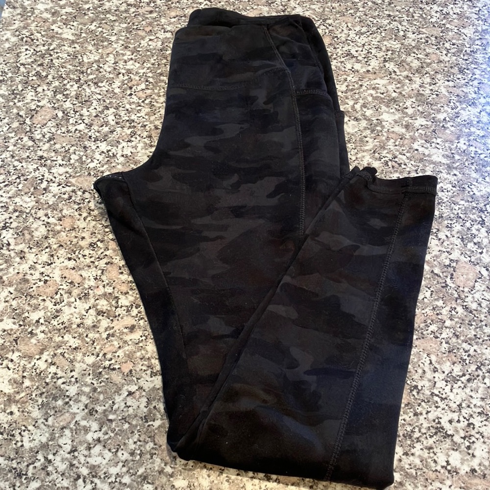 Danskin camo black leggings, SMALL athletic pants EUC 2 side pockets